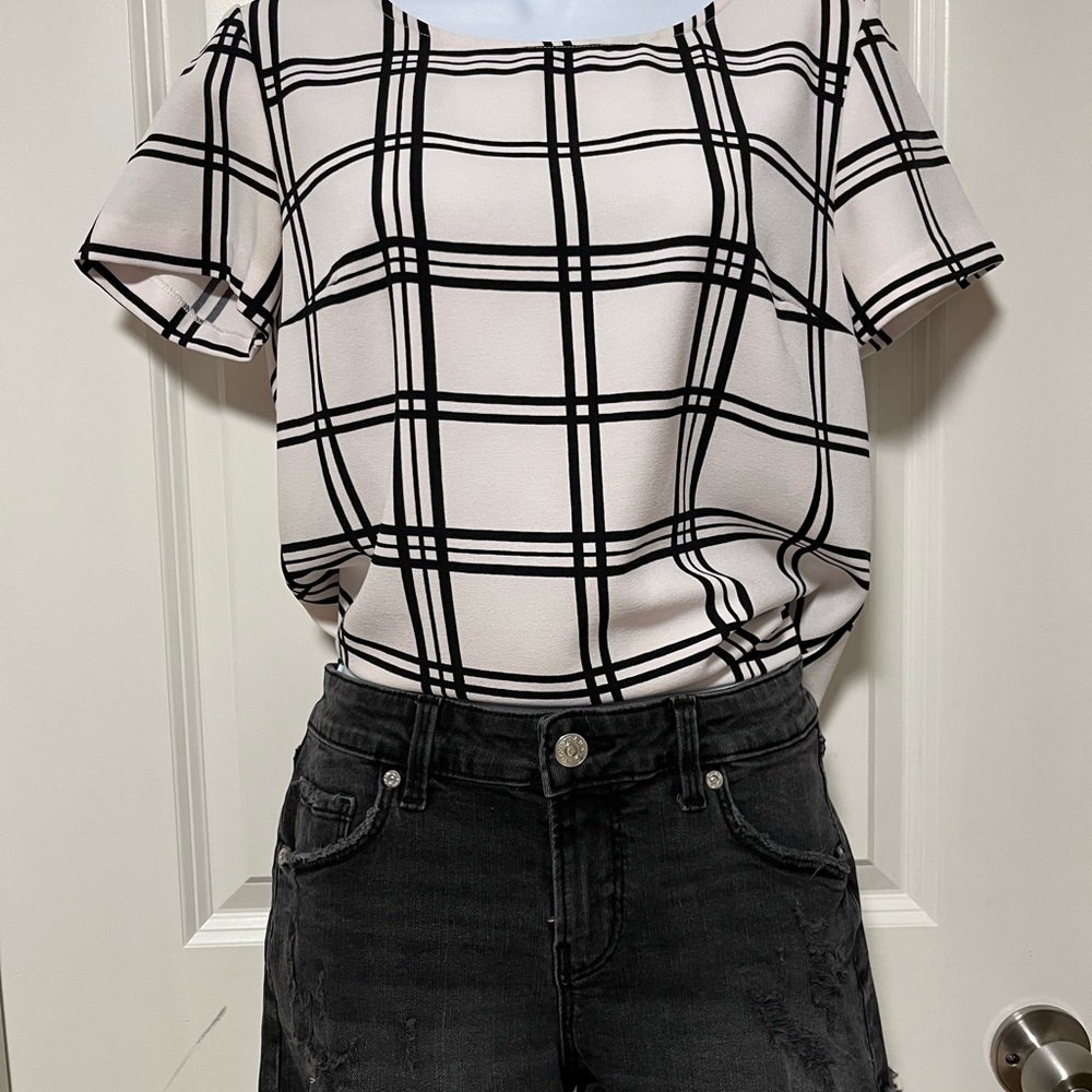 Zara black high waisted jean shorts and f21 top